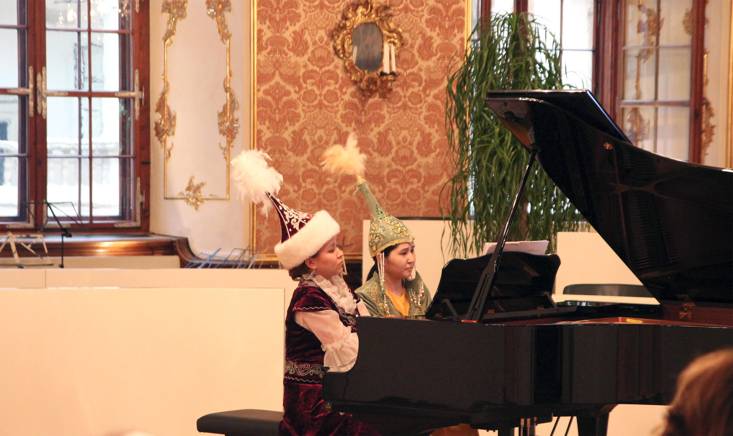 Klavier zu vier Händen - Kasachstan Klavier zu vier Händen - Kasachstan