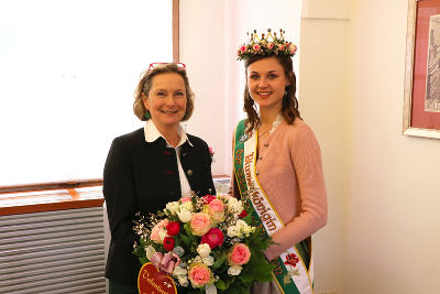 Blumenkönigin Elisabeth II. übergibt LTP Vollath blumigen Valentinsgruß © LTD/Zehetner Blumenkönigin Elisabeth II. übergibt LTP Vollath blumigen Valentinsgruß © LTD/Zehetner