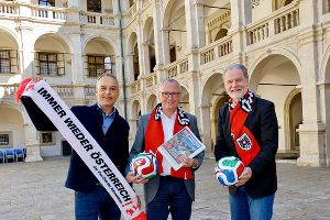 V.re: Landtagspräsident Gerald Deutschmann, „Krone“-Chefredakteur Klaus Herrmann und Christoph Wegscheider (TIQA) im Landhaushof, der zur WM-Arena wird