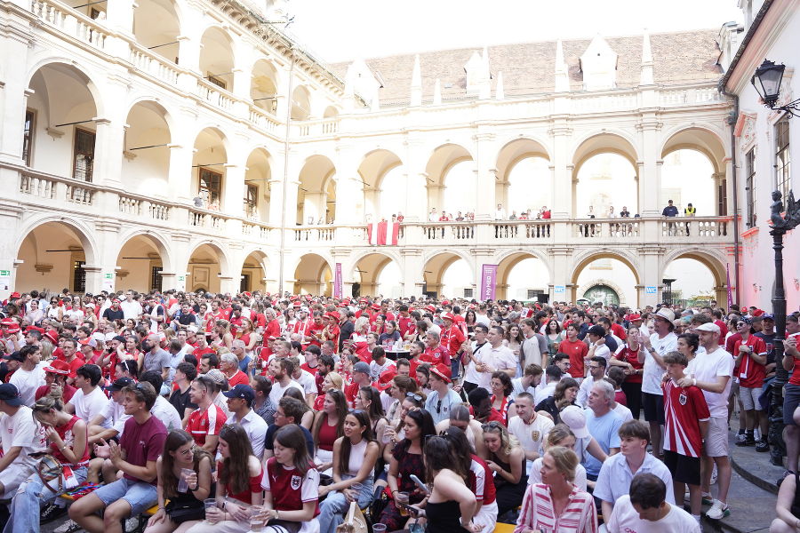 Public Viewing im Landhaushof 