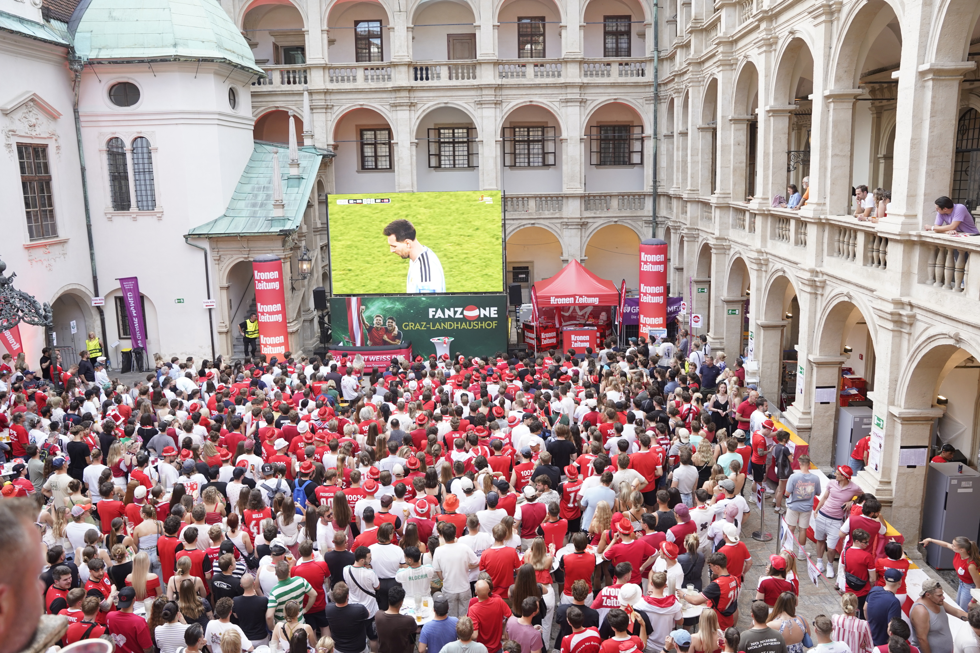 Public Viewing im Landhaushof 