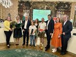 Preisträger Konrad Guggi mit Familie (Guggi’s Naturbauernhof) mit Karin Winkler, Krone-Chefredakteur Klaus Herrmann, LR Hannes Amesbauer, LR Simone Schmiedtbauer und Landtagspräsident Gerald Deutschmann