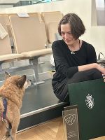 Preisträgerin Silke Strasser mit Hündin Frida