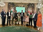 Schülerinnen und Schüler sowie Lehrer der Landwirtschaftlichen Fachschule Grottenhof mit Gerald Deutschmann, Christoph Romirer vom Referat Tierschutzrecht des Landes Steiermark, LR Hannes Amesbauer, Klaus Herrmann und LR Simone Schmiedtbauer