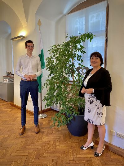 BMHS-Landesschulsprecher Fabian Zink mit Landtagspräsidentin Manuela Khom