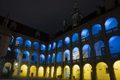 Landhaus erstrahlt in Blau-Gelb