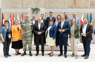 in der Mitte v.l.n.r.: EUFOR-Kommandant GenMaj Anton Wessely, EU-Botschafter Johann Sattler, Landtagspräsidentin Manuela Khom, Landesrat Christopher Drexler mit Abgeordneten des Europa-Ausschusses des Landtag Steiermark in Sarajevo © LandStmk/Majcan in der Mitte v.l.n.r.: EUFOR-Kommandant GenMaj Anton Wessely, EU-Botschafter Johann Sattler, Landtagspräsidentin Manuela Khom, Landesrat Christopher Drexler mit Abgeordneten des Europa-Ausschusses des Landtag Steiermark in Sarajevo