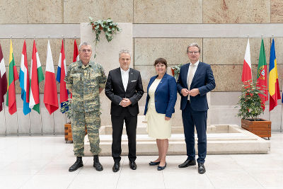 v.l.n.r.: EUFOR-Kommandant GenMaj Anton Wessely, EU-Botschafter Johann Sattler, Landtagspräsidentin Manuela Khom, Landesrat Christopher Drexler in Sarajevo © LandStmk/Majcan v.l.n.r.: EUFOR-Kommandant GenMaj Anton Wessely, EU-Botschafter Johann Sattler, Landtagspräsidentin Manuela Khom, Landesrat Christopher Drexler in Sarajevo