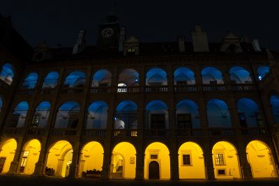 Landhaushof in den Ukrainischen Nationalfarben