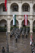 Flaggenparade Landhaushof